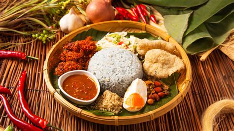  Nasi Kerabu: En Explosion av Smaker och Aromer från den Mystiska Östern