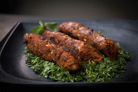  Sajji Kebab! En fest för smaklökarna med saftiga köttstycken och aromatiska kryddor