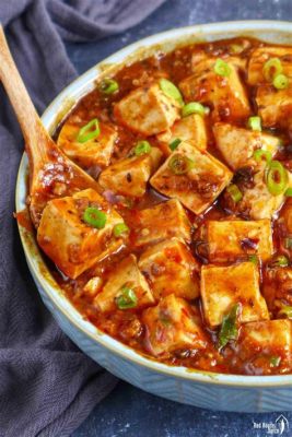  Spicy Mapo Tofu – En Smakfull Rätt som Kombinerar Den Krispiga Texturen av Tofu med en Rik och Kryddig Tomatsås?