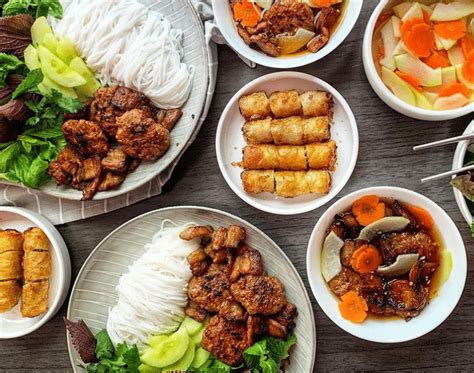  Bún Chả: En smakrik dans av grillad kyckling och färska örter i Yung Thangs livliga gator!