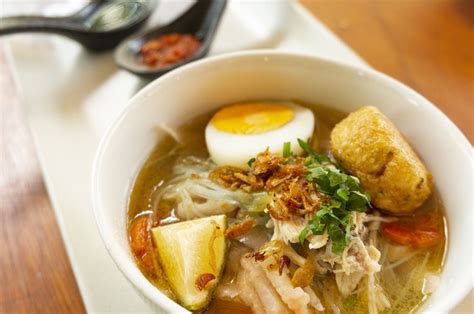  Soto Banjar - En krämikonfekt av smakfyllda kryddor och en aromatisk buljong som dansar på tungan!